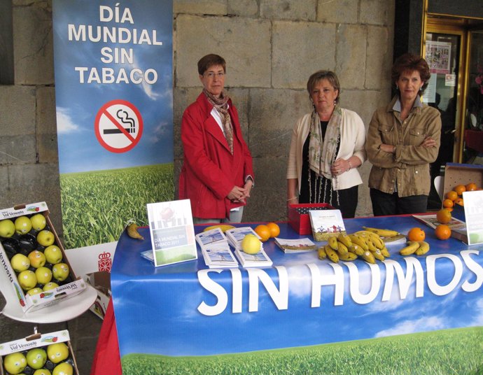 Mesa Informativa Del Día Mundial Sin Tabaco En Pamplona.