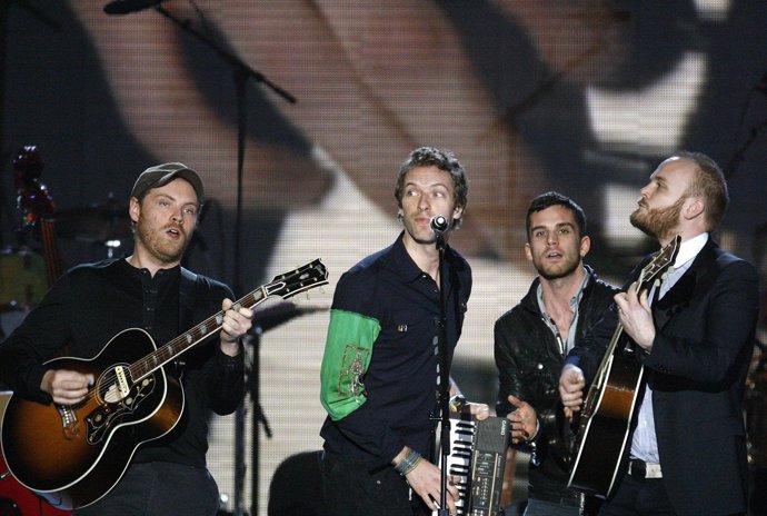 Los Cuatro Integrantes Del Grupo Británico Coldplay Durante Un Concierto