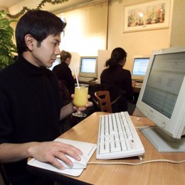 Un hombre trabaja con un ordenador