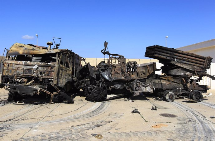 Restos de vehículos militares libios