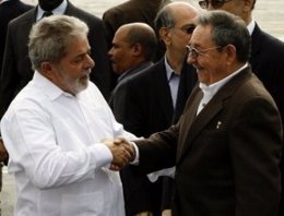 El Ex Presidente Brasileño Lula Y El Presidente Cubano, Raúl Castro.