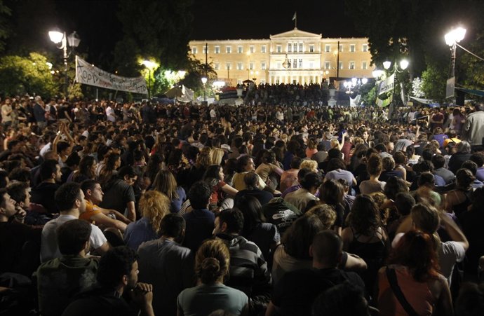 Manifestantes Bloquean El Parlamento En Grecia