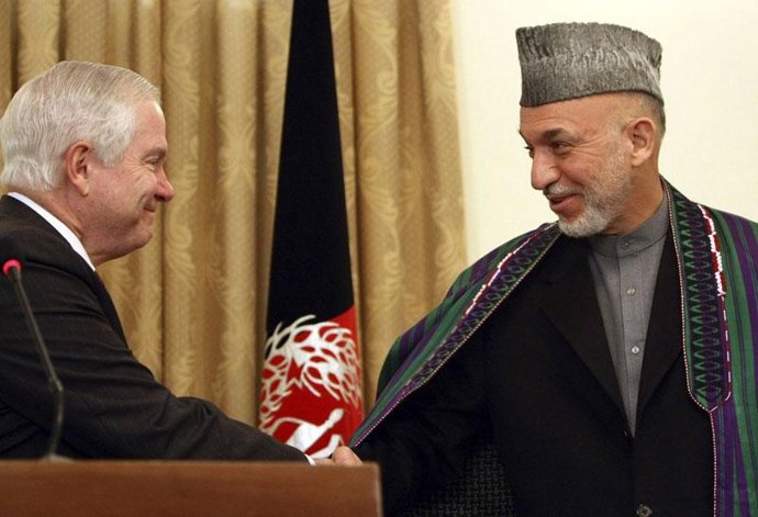Robert Gates, secretario de Defensa de EEUU y Hamid Karzai, presidente de Afgani