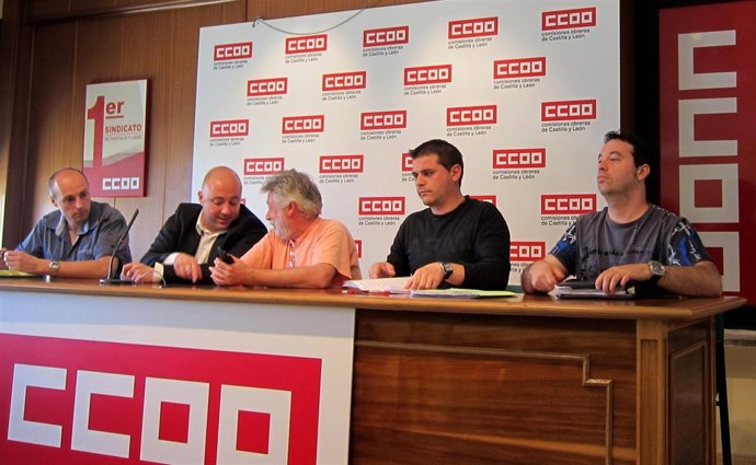 Álvarez (2D), Durante La Rueda De Prensa.