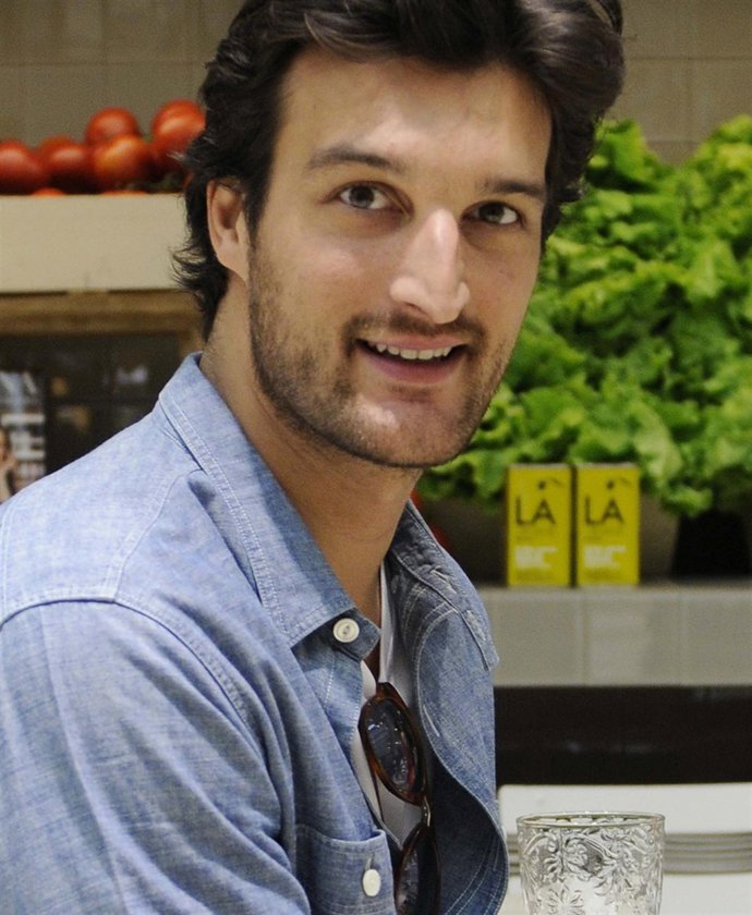 Posado De Rafael Medina