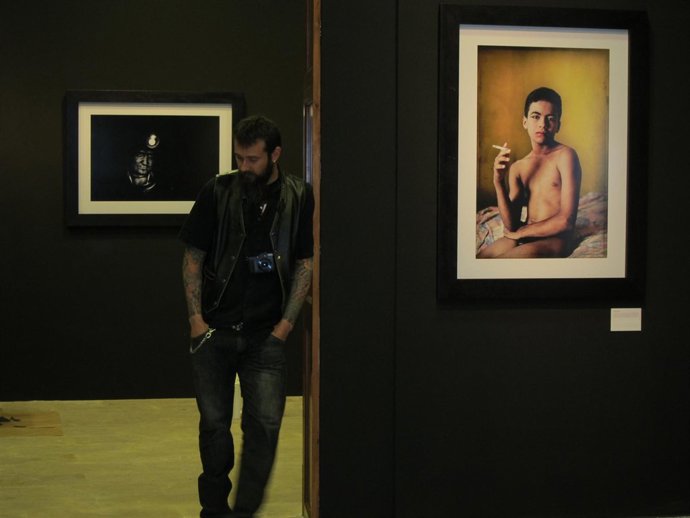 Pep Bonet Junto Auna De Sus Fotografías.