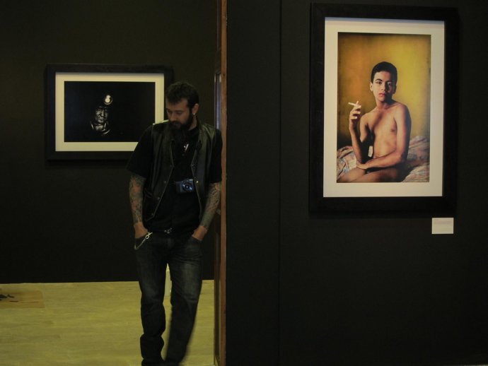 Pep Bonet Junto A una De Sus Fotografías.