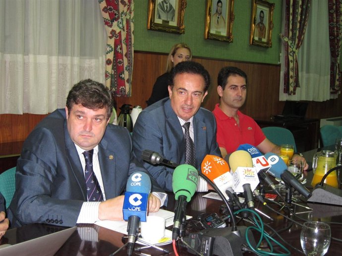 El Rector De La Onubense, Junto Al Director De Comunicación, Manuel Acosta.