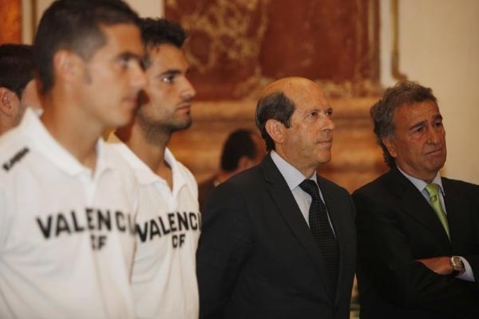 El Presidente Del Valencia, Manuel Llorente, En La Ofrenda Del Filial A La Virge