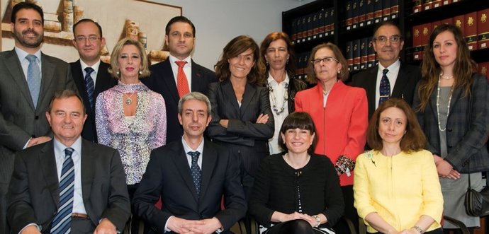 Federico Álvarez Recalde Posa Con Su Equipo