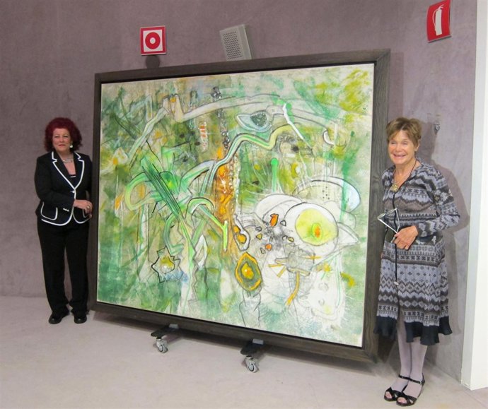 Consuelo Ciscar Y Germana Matta Junto A La Obra Donada Al IVAM