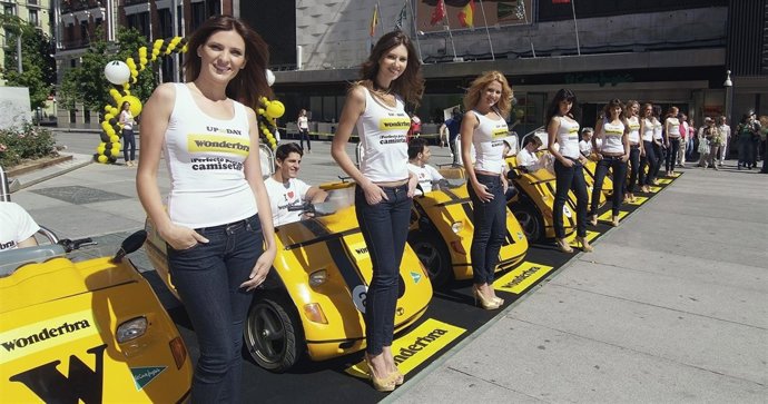 Chicas Wonderbra En Las Calles De La Capital