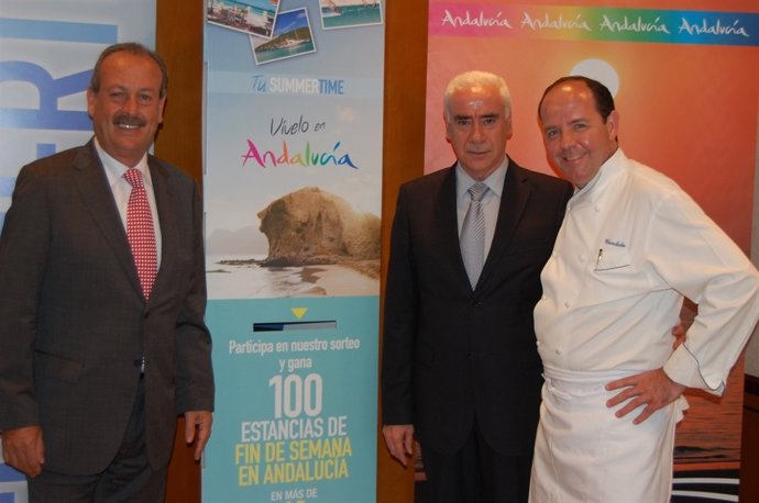 El Consejero De Turismo, Luciano Alonso, Junto Al Restaurador Cándido