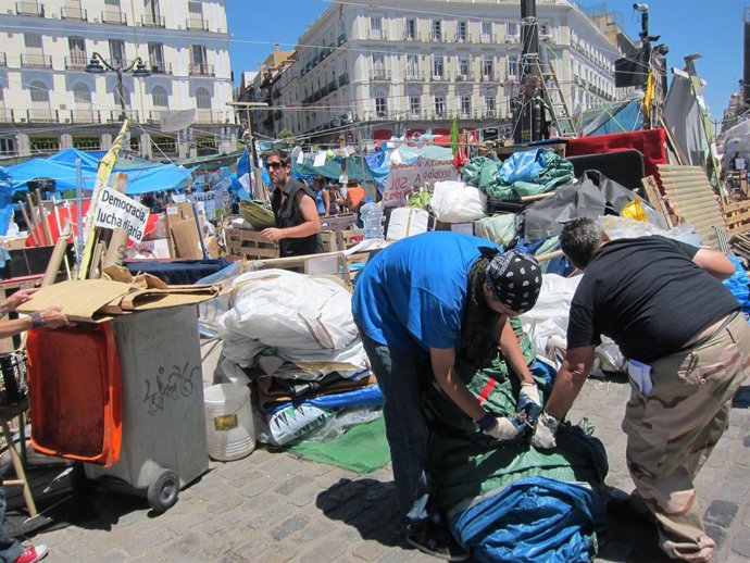 Algunos 'Indignados' Remodelando La Acampada
