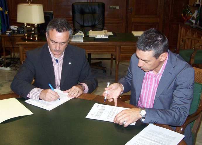 Juan Carlosu Usero Y Manuel Galdeano Firman Un Acuerdo De Colaboración