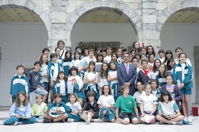 Revilla Con Alumnos Del Colegio Verdemar En El Parlamento