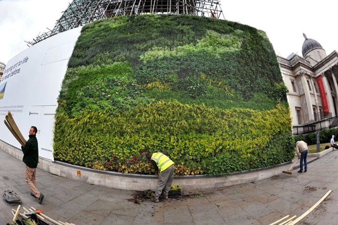 London's First Living Painting Goes On Display Outside The National Gallery. Spo
