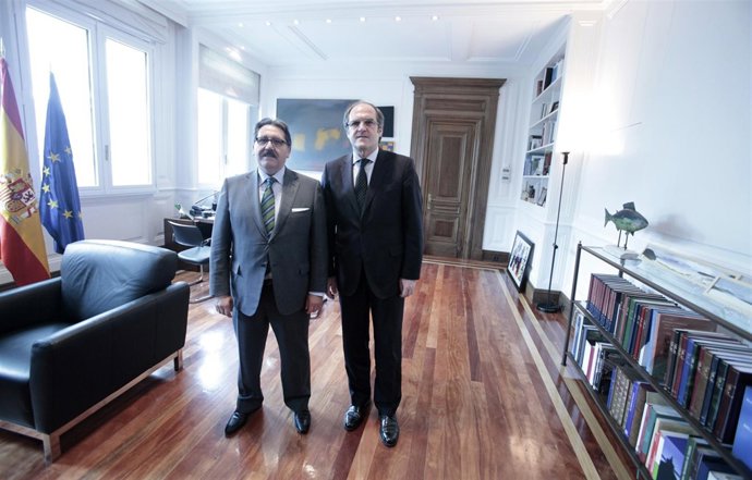 El Presidente De Las Cámaras De Comercio Y El Ministro De Educación