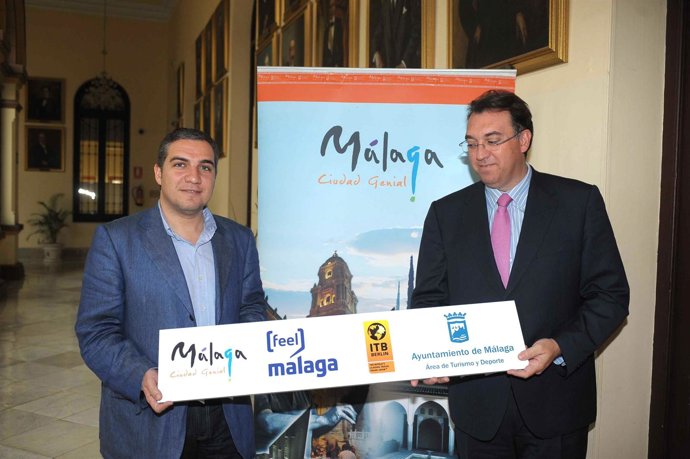 El concejal de Turismo, Elías Bendodo, a la izquierda, y el director del Área de