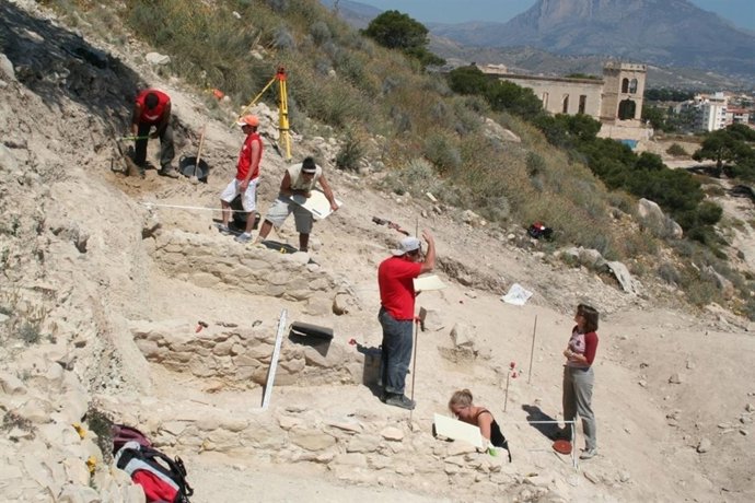 Imagen De Los Trabajos De Campo En El Santuario Íbero De Villajoyosa