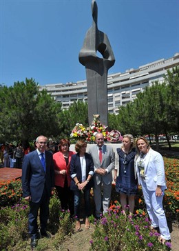 Martel Y De A Torre En La Ofrenda Floral Ante El Monumento Al Donante