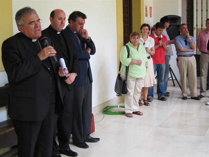 El Obispo Se Dirige A Los Periodistas