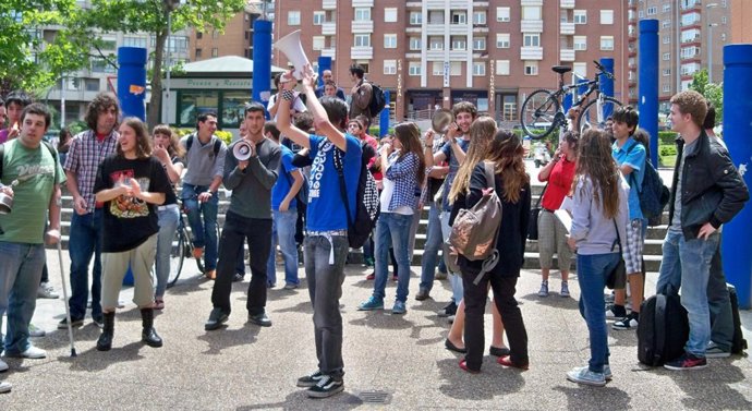 Estudiantes Participan En La 'Cacerolada' 