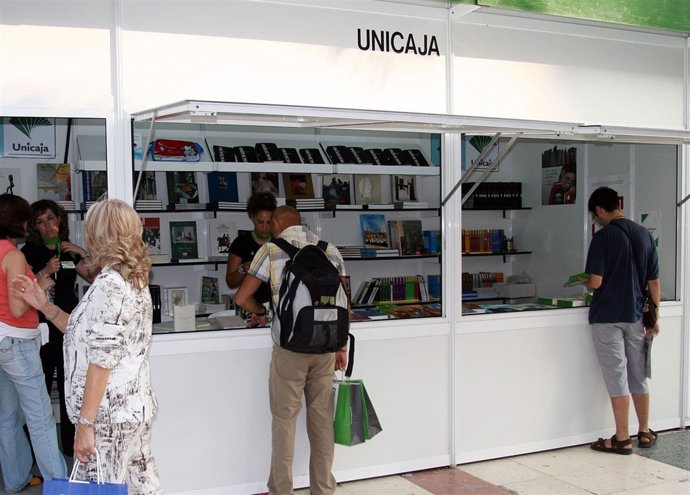 Expositor De Unicaja En La Feria Del Libro