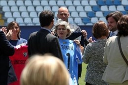 La Directora General De La UNESCO Posa Con Una Camiseta Del Málaga 