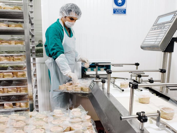 Un trabajador trabajando en una fábrica