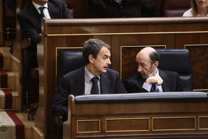 Rubalcaba y Zapatero hablan durante el Pleno del Congreso