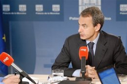 Zapatero En Moncloa En Una Entrevista A RNE