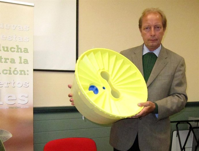 El Inverntor Pieter Hoff Muestra Un 'Waterbox'.