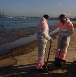 Dos Operarios De Limpieza En La Playa Del Rinconcillo De Algeciras