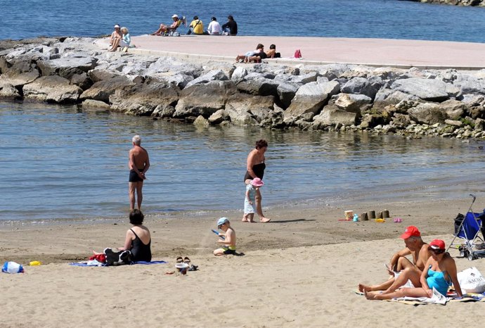 Bañistas disfrutando y tomando el sol en la playa de Marbella