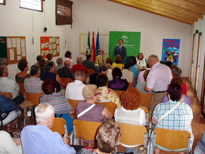 El Consejero De Medio Ambiente, José Juan Díaz Trillo, Con Personas Mayores.