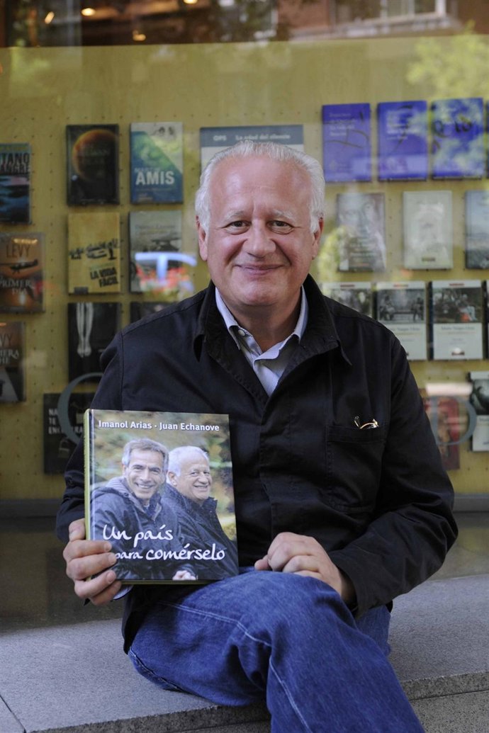 El Actor Juan Echanove Posa Con El Libro De 'Un País Para Coméserlo'