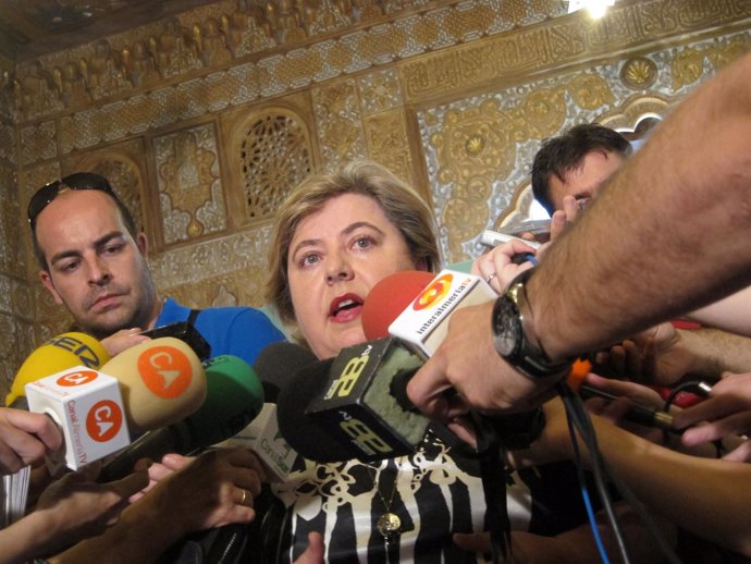 Clara Aguilera atiende a los periodistas