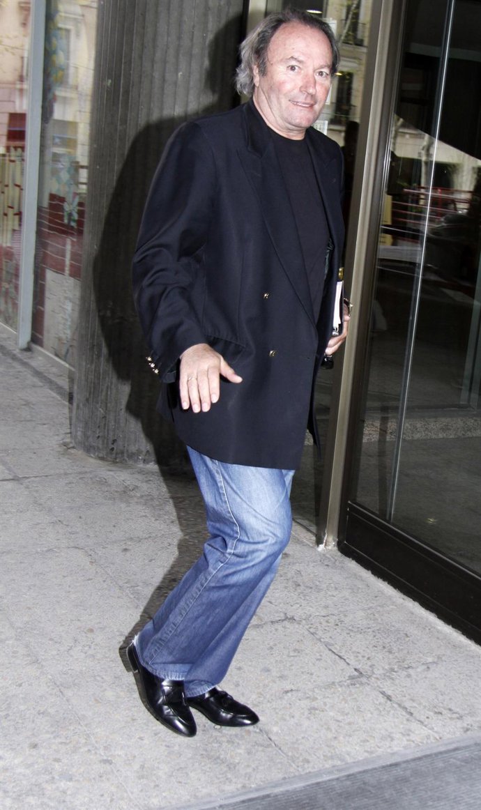 Amador Mohedano Entrando Al Notario