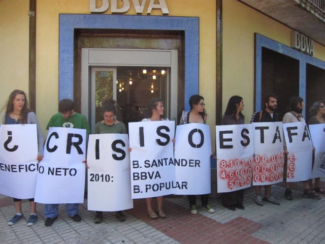 Miembros Del Movimiento 15-M Protestan En Cáceres