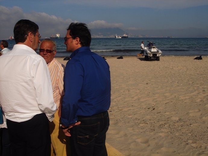 El Alcalde De Algeciras En Funciones Visita Una De Las Playas Afectadas