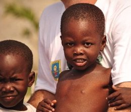 Niños Con Un Cooperante De Mensajeros De La Paz En Haití