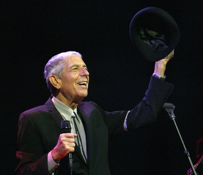 El Cantautor Canadiense Leonard Cohen Se Quita El Sombrero Durante Una Actuación