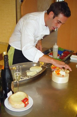 Np: La Torta Del Casar Y El Cava Protagonizan Un Taller De Tapas En El Mercado D