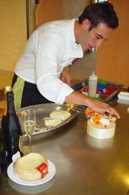 Np: La Torta Del Casar Y El Cava Protagonizan Un Taller De Tapas En El Mercado D