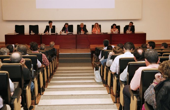 Imagen Del Claustro Universitario, Presidido Por La Rectora De La UMA