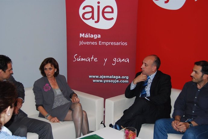 Reunión De La Delegada Del Gobierno Andaluz En Málaga, Remedios Martel, Con AJE