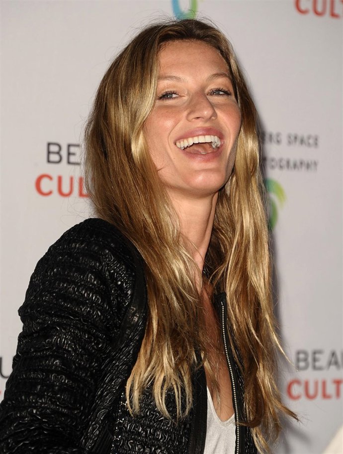 La Supermodelo Brasileña Gisele Bündchen Riéndose 