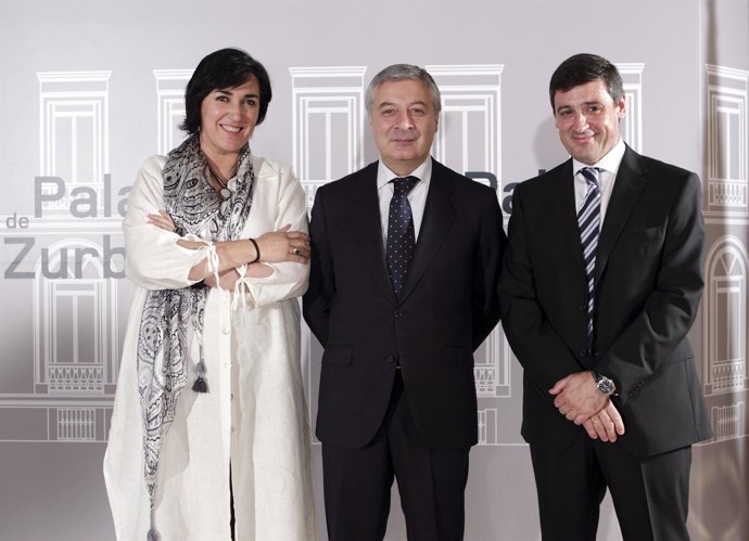 Los Dos Nuevos Consejeros De La Comisión Postal Con El Ministro 