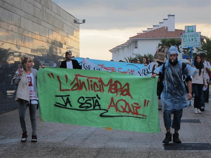 'Indignados' Del Movimiento 15M Ante La Reunión Del Círculo De Economía